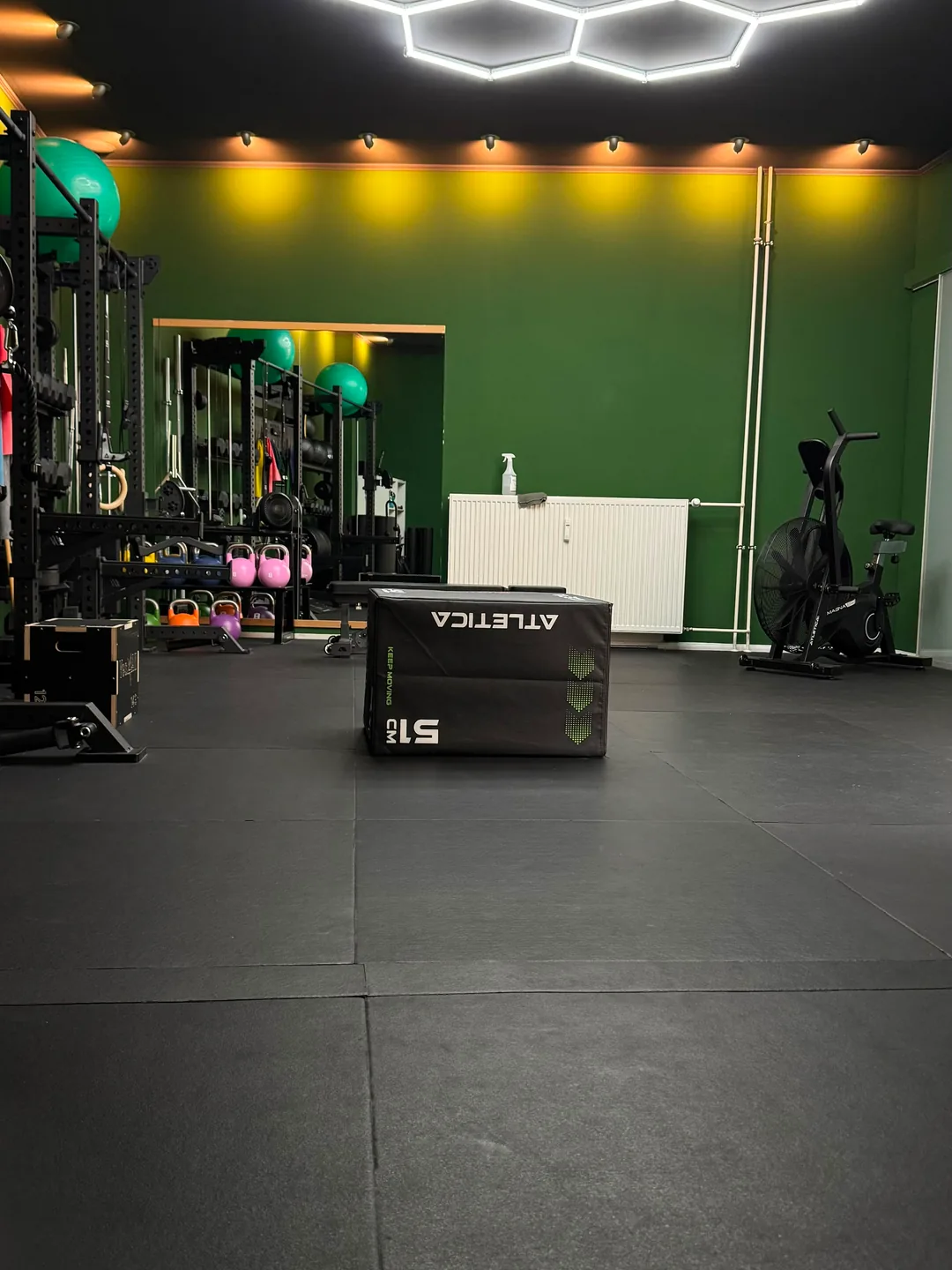 Trainingsbereich mit Kettlebells und Airbike