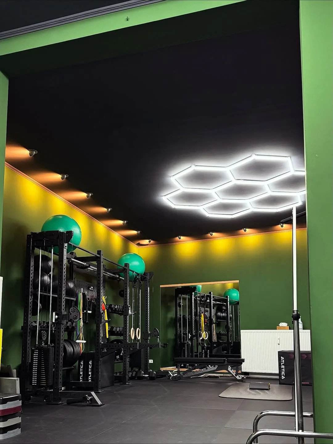 Kraftgeräte im Trainingsraum