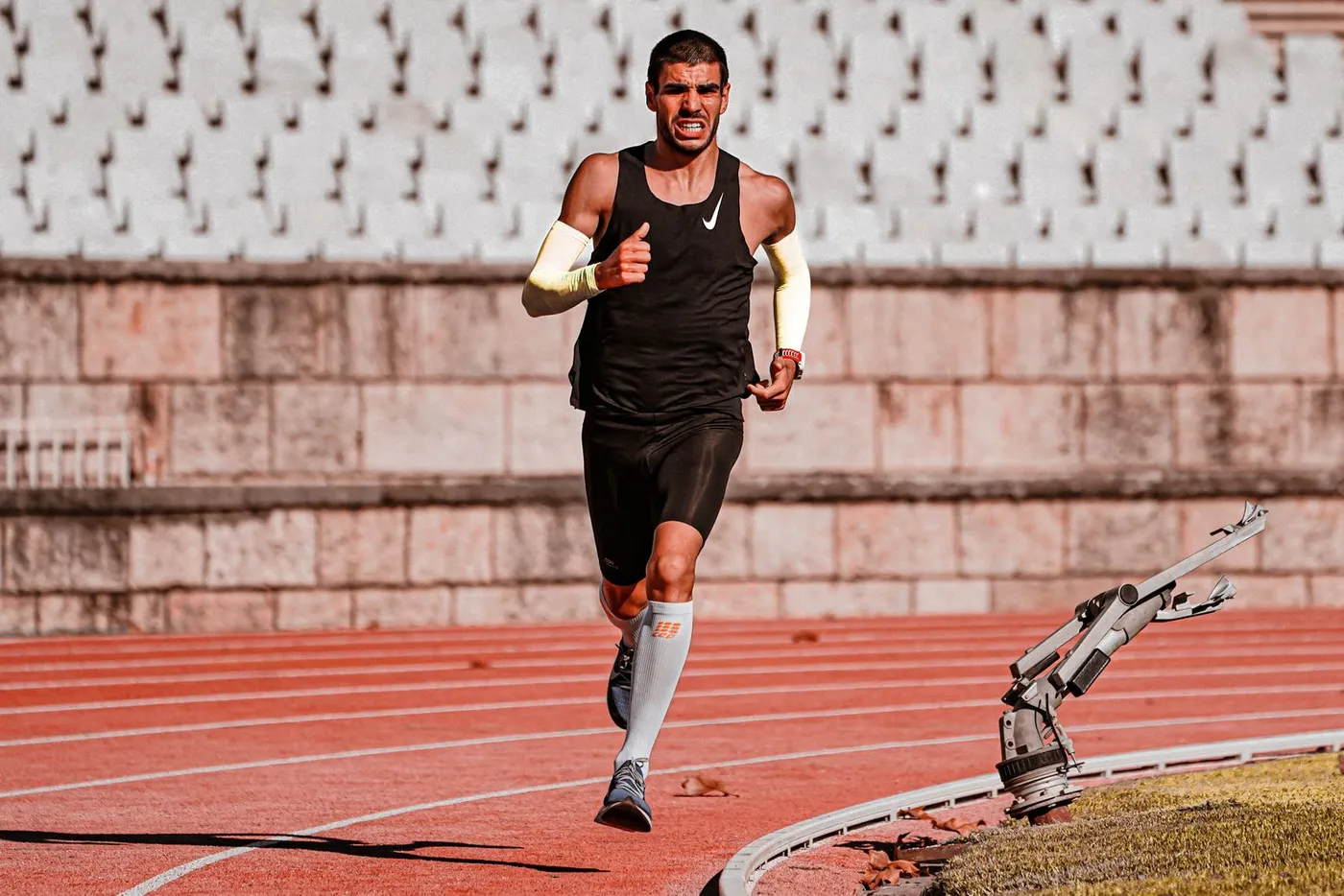 Athlet mit Sportprothese beim Lauftraining